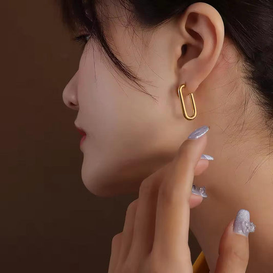 ✓ 18K gold-plated U-hoop design
✓ Waterproof, anti-tarnish, hypoallergenic
✓ Lightweight yet impactful
✓ Demi-fine style for modern classics
✓ Ideal for minimalist look