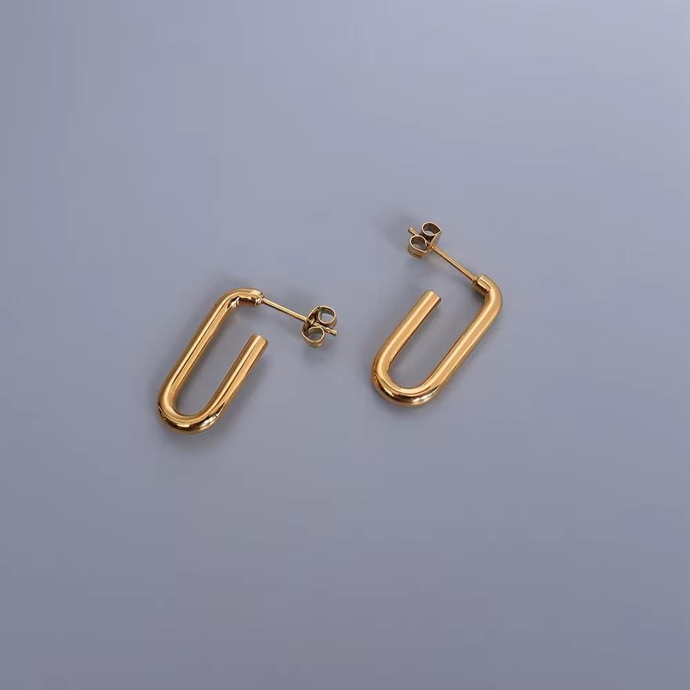 ✓ 18K gold-plated U-hoop design
✓ Waterproof, anti-tarnish, hypoallergenic
✓ Lightweight yet impactful
✓ Demi-fine style for modern classics
✓ Ideal for minimalist look